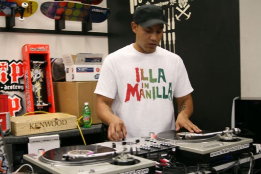Rolondo aka DJ Deehz on the wheels of steel.